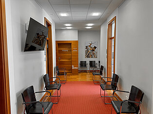 Wartebereich des MVZ Goldbach Modern eingerichteter Wartebereich im MVZ Goldbach mit Sitzplätzen und TV.