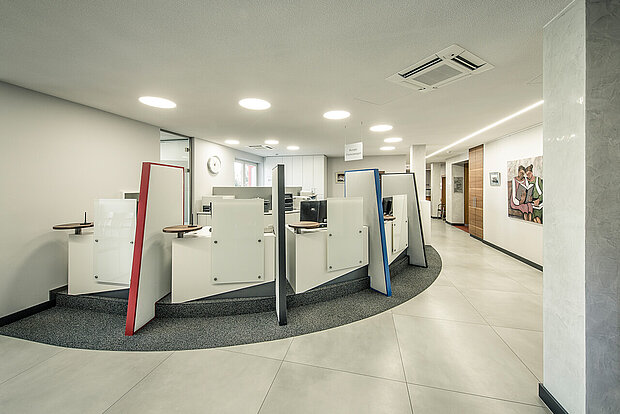 Empfang MVZ Goldbach Empfangsbereich des MVZ Goldbach mit modern gestalteten Schaltern